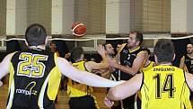 V oblastním přeboru II. třídy basketbalistů porazil BK Vyškov (v černých dresech) TJ Znojmo  78:51.