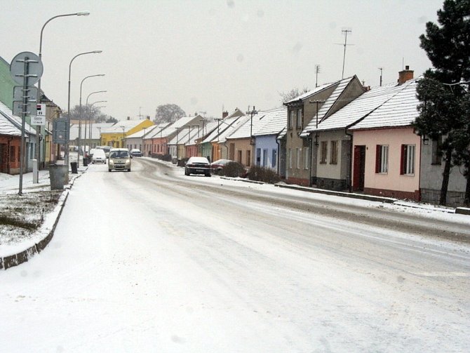 V půli ledna roku 2013 silnice na Vyškovsku zasypal sníh.