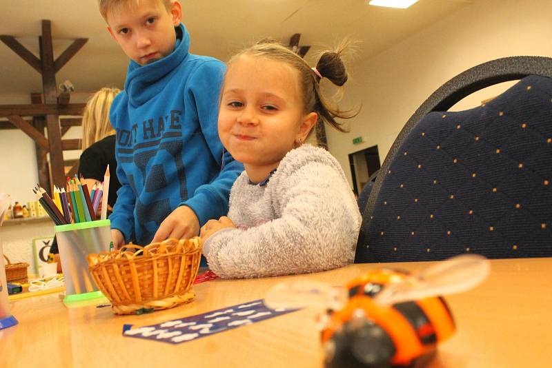 Včelařská výstava ve vyškovských Dědicích nabídla například zdobení medových perníčků, ukázku včelařských pomůcek, výrobu svíček z včelího vosku, vzdělávací panely i třeba dvě poutavé přednášky o životě včel. Zájem lidí byl velmi slušný.