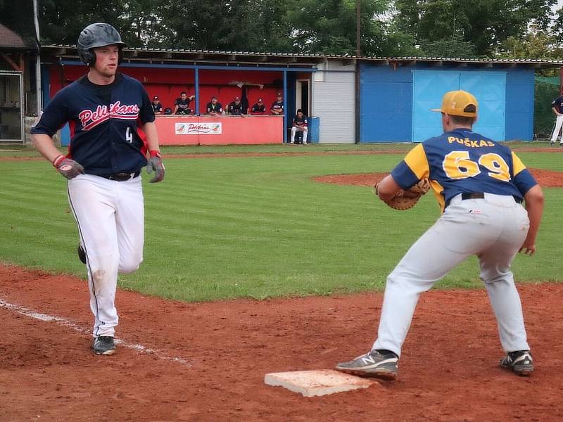 V utkání baseballové kvalifikace o extraligu splnila Olympia Blansko v Bučovicích roli favorita. Pelikány porazila 13:4.