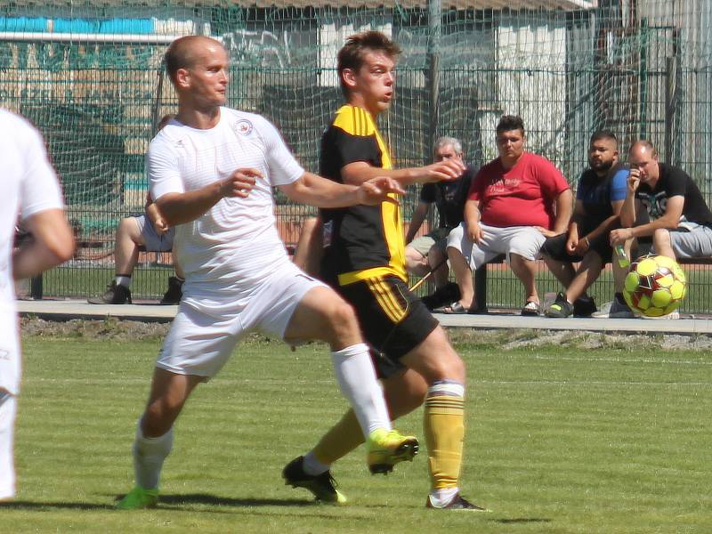 V generálce na start Moravskoslezské ligy remizovali fotbalisté MFK Vyškov (bílé dresy) v Nových Sadech 2:2.