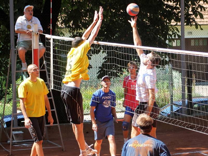 První ze seriálu letních volejbalových turnajů na antuce vyhrál v Holubicích Sokol Drásov před Sokolem Bučovice. Poslední skončil Volejbal Brno.