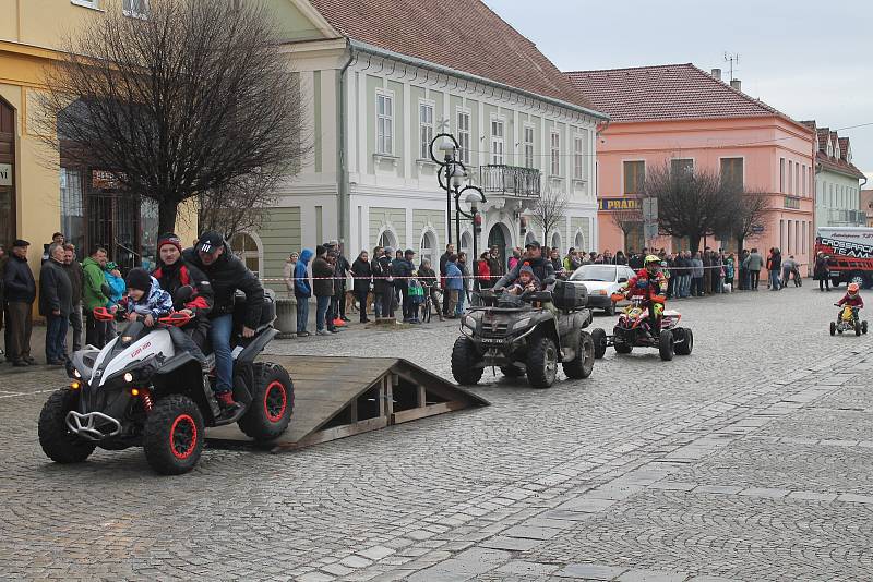 Na náměstí v Bučovicích se sešli členové Motoklubu Vícemilice, aby lidem zpříjemnili poslední den roku.