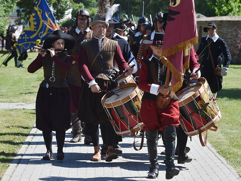 Bojovou ukázkou si Bučovičtí na Městských slavnostech každoročně připomínají rok 1645, kdy ubránili zámek před útokem Švédů, kteří pustošili město.