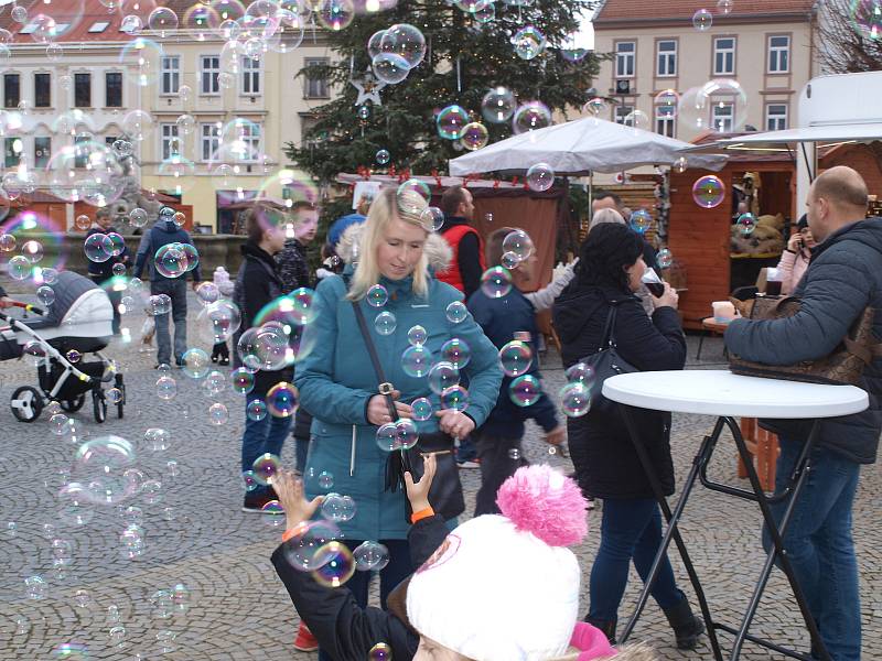 Sníh nahradily bubliny. Děti malovaly přání Ježíškovi