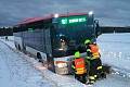 Autobus s dvacítkou cestujících skončil v pátek ráno na pomezí Vyškovska a Blanenska částečně v zasněženém příkopu. Museli jej vyprostit hasiči.
