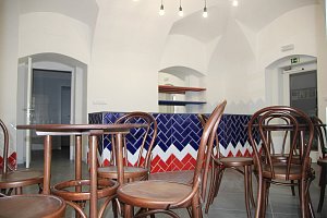 Vizuální styl nové bučovické kavárny je inspirovaný barvami a motivy městské vlajky.