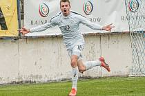 Uklidňující body získali fotbalisté MFK Vyškov (bílé dresy) v druholigovém utkání s Viktorií Žižkov, kterou v Drnovicích porazili 2:1.