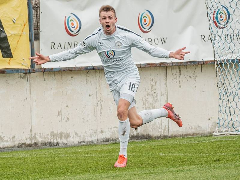 Uklidňující body získali fotbalisté MFK Vyškov (bílé dresy) v druholigovém utkání s Viktorií Žižkov, kterou v Drnovicích porazili 2:1.