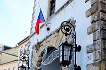 Vlajka na půl žerdi na budově vyškovské radnice.