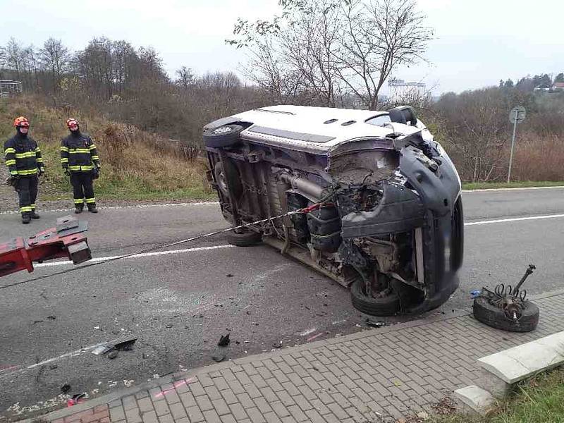 Po nehodě dodávky zasahovali hasiči i záchranáři.