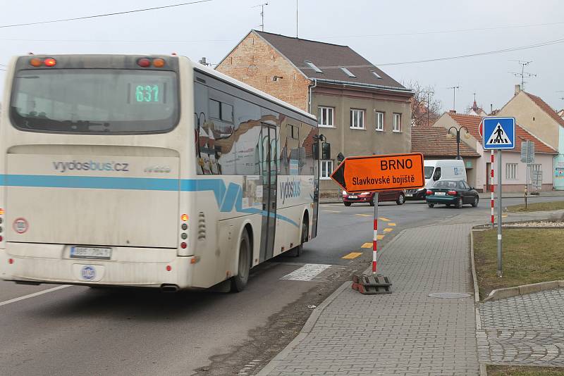 Opravy na silnici I/50 komplikují život lidem ve Slavkově u Brna.