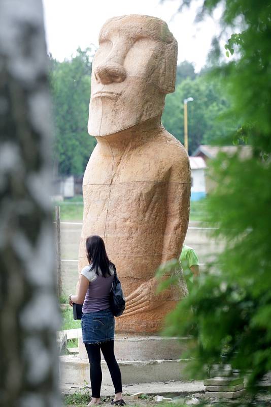 Přesná kopie jedné ze soch Moai z Velikonočního ostrova zdobí od úterý areál bývalých kasáren v Bohdalicích na Vyškovsku.