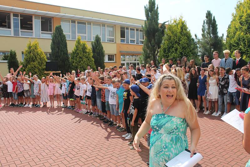 Slavnostního předávání vysvědčení se ve čtvrtek ráno dočkali žáci devátých ročníků na Základní škole Purkyňova ve Vyškově. Foto: se souhlasem Romana Říhy