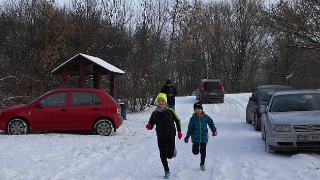 V desátém závodě klubového Koronavirového běžeckého poháru v Hošticích běželi závodníci AK Drnovice poprvé na sněhu.