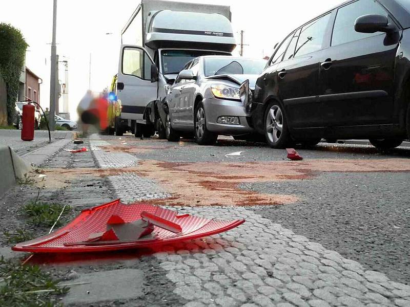 Dopravu na silnici I/50 nedaleko Bučovic zbrzdila v pátek večer hromadná nehoda čtyř aut. Zranili se při ní tři lidé. Ke střetu dvou osobních aut, náklaďáku a dodávky došlo krátce po osmé hodině v bučovické místní části Vícemilice.