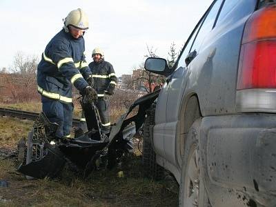 Srážka osobního auta a vlaku na přejezdu v Rousínově.