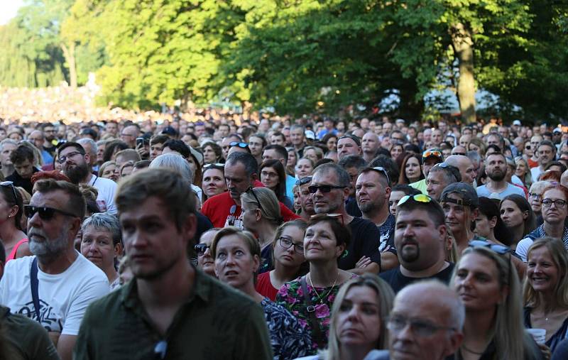 Několikrát odložený koncert Stinga přilákal tisíce posluchačů.