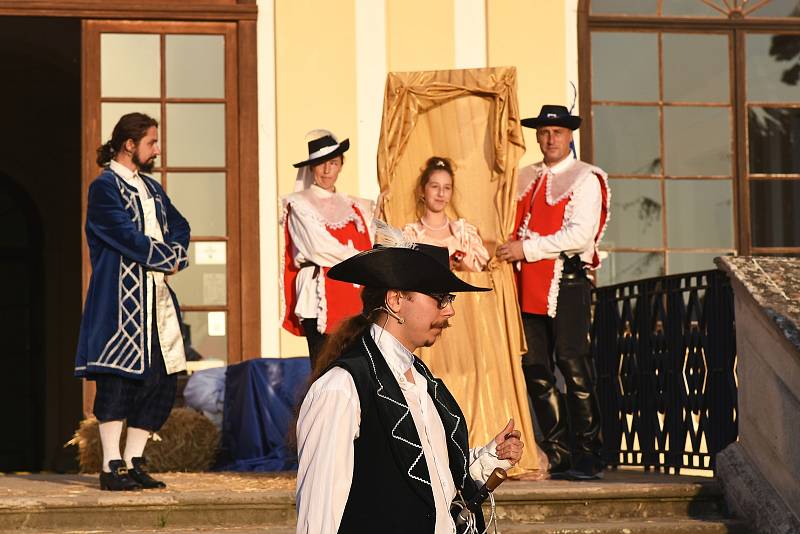 Divadelní představení na motivy románu Alexandra Dumase Tři mušketýři mohli sledovat diváci v zámeckém parku ve Slavkově.