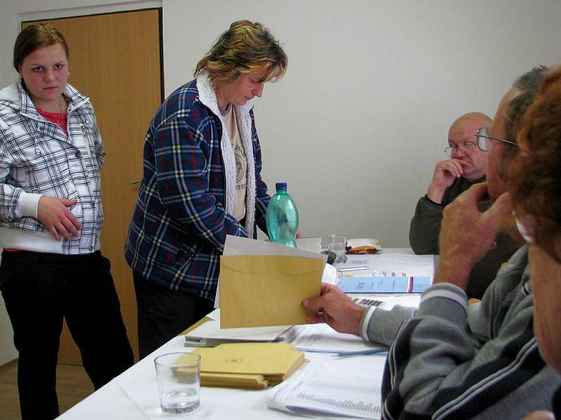 Ria Maršounová přišla hlasovat v komunálních volbách v Dobročkovicích.