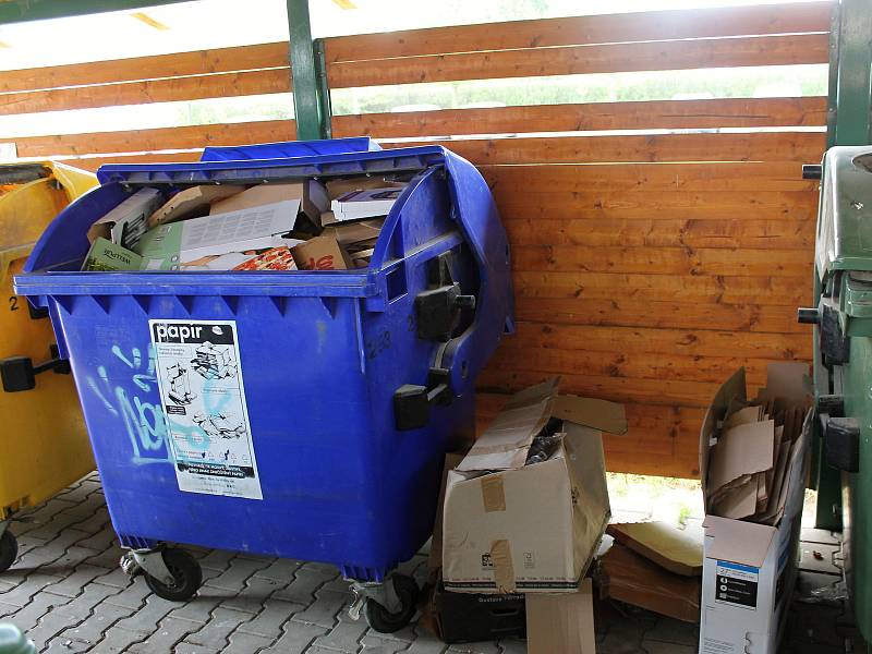 Odpadky u popelnic ve vyškovské ulici Osvobození,
