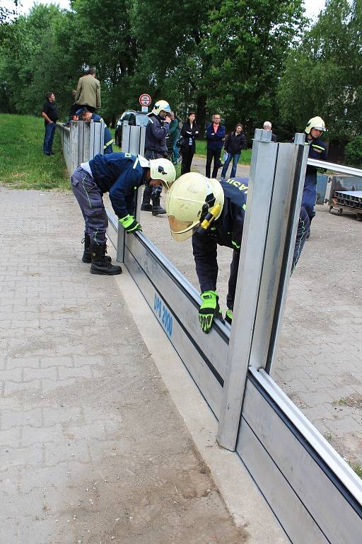 Celkem na tři místa vyrazili slavkovští hasiči, aby na nich cvičně instalovali protipovodňové stěny. První akci zahájili za sídlištěm Polní.