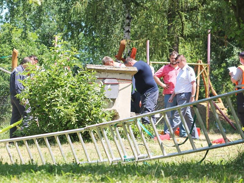 Na zahradě bohdalické mateřské školy dva sedmiletí chlapci spadli do studny.