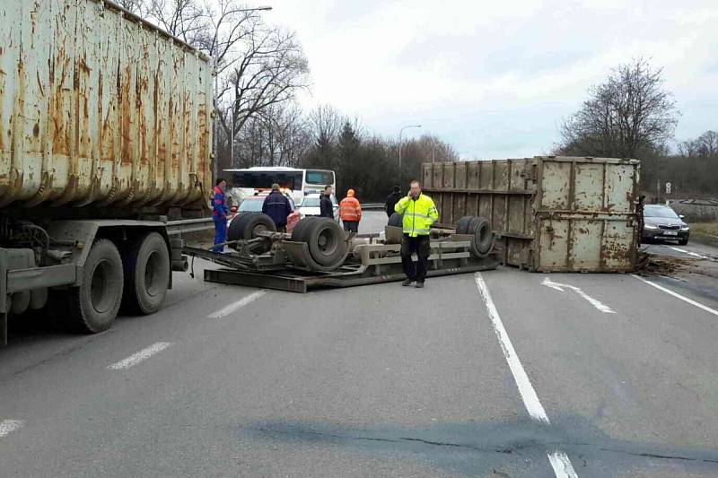 Převrácené nákladní auto ve Slavkově u Brna. V ulici Československé armády se z přívěsu vysypal náklad kůry.