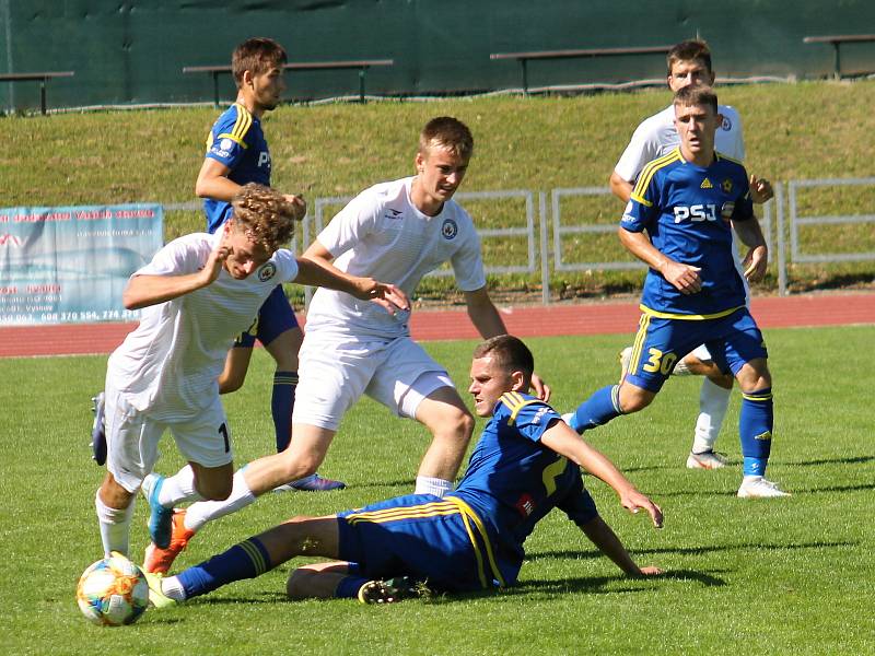 Fotbalisté MFK Vyškov (bílé dresy) porazili v utkání Moravskoslezské ligy Vysočinu Jihlava B 3:0.