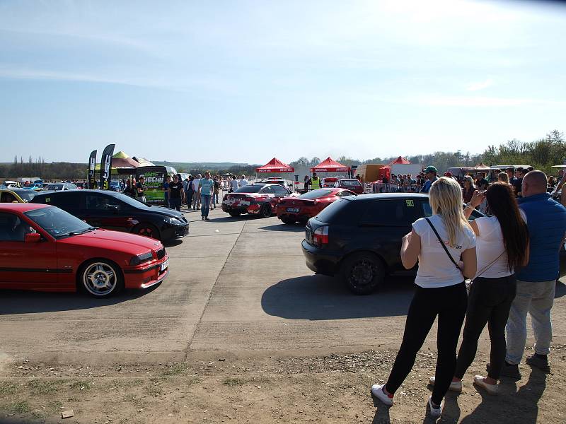 Na vyškovském letišti měli dostaveníčko přátelé tunnigu a burácejících motorů.