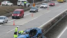 Osobní auto ve středových svodidlech omezuje dopravu na dálnici D1 u Komořan. Při nehodě se zranili tři lidé.