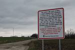 Na příjezdovou cestu k bývalé motokrosové dráze ve Vážanech nad Litavou vedení vesnice umístilo ceduli. Řidiče kamionů upozorňuje na zákaz navážení hlíny.