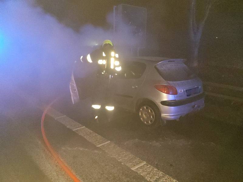 Na D1 na Vyškovsku hořelo osobního auto. V místě zásahu byl omezený provoz.