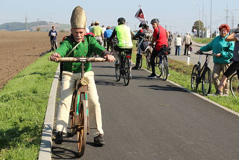 Hromadnou jízdou cyklisté otevřeli první cyklostezku ve Slavkově.