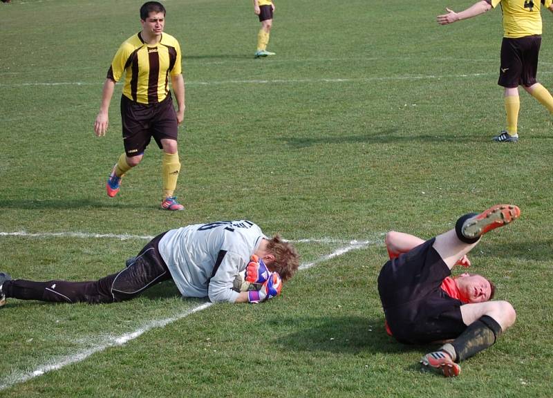 Fotbalisté Branek (červené dresy) doma prohráli s Novým Hrozenkovem 0:4.