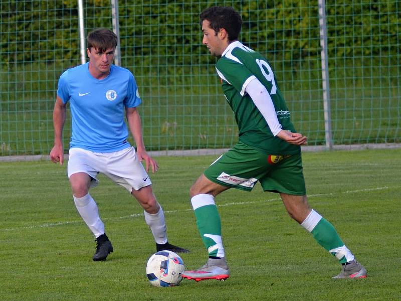 V utkání krajského přeboru fotbalistů porazil Tatran Rousínov (zelené dresy) FC Boskovice 4:1.