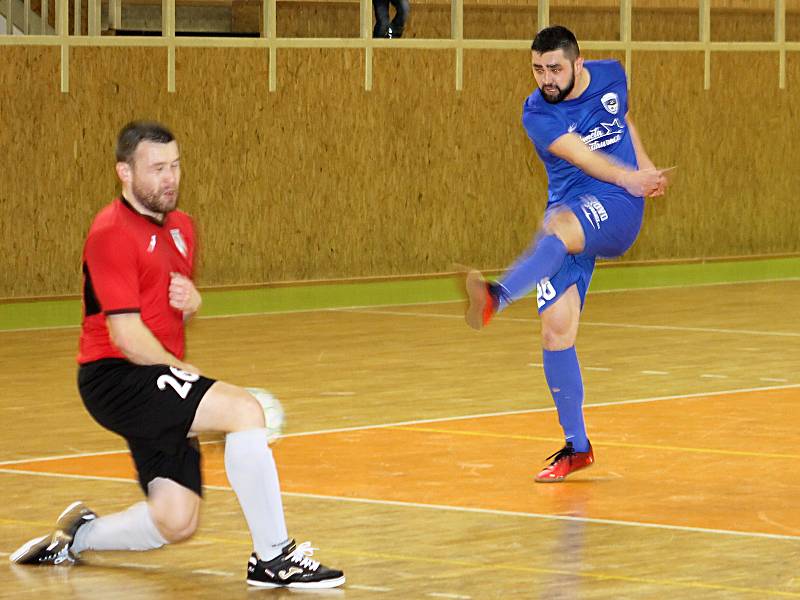 V divizní skupině E hostil poslední Nasan Brno (červené dresy)  lídra tabulky FC Kloboučky. Favorizovaní hosté vyhráli 6:3.