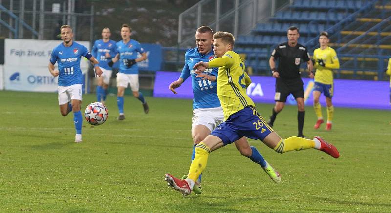 Fotbalisté Zlína (žluté dresy) hráli doma s Baníkem Ostrava 2:2. Zápas sledoval jen omezený počet diváků.