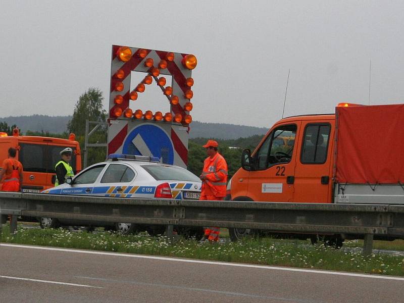 Hromadná nehoda zablokovala dálnici D1 u Rousínova.