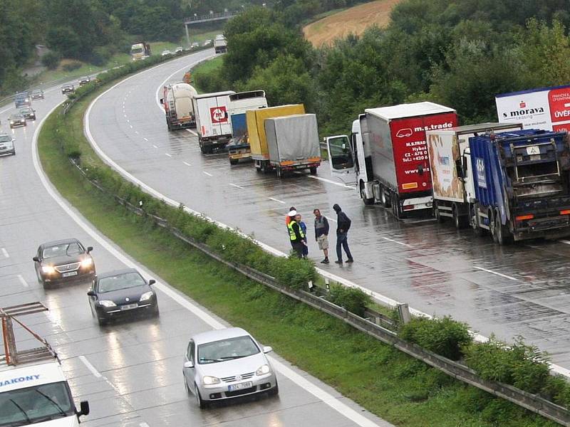 Hromadná nehoda zablokovala dálnici D1 u Rousínova.