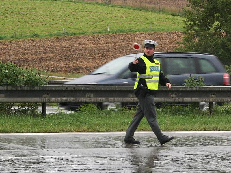 Hromadná nehoda zablokovala dálnici D1 u Rousínova.