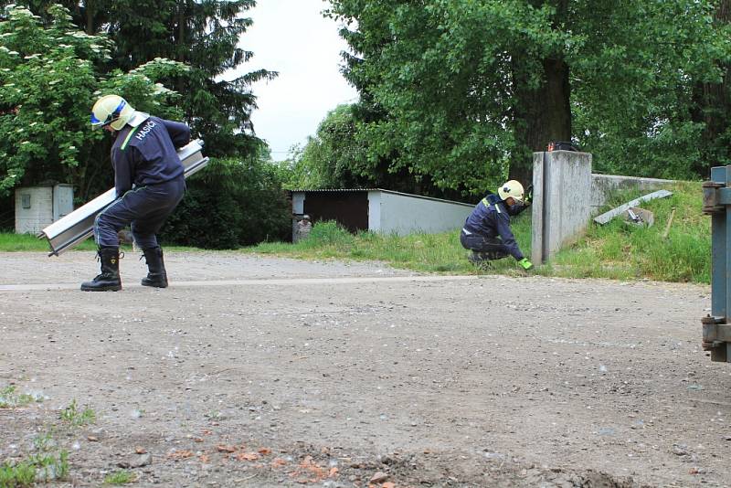 Celkem na tři místa vyrazili slavkovští hasiči, aby na nich cvičně instalovali protipovodňové stěny. První akci zahájili za sídlištěm Polní.