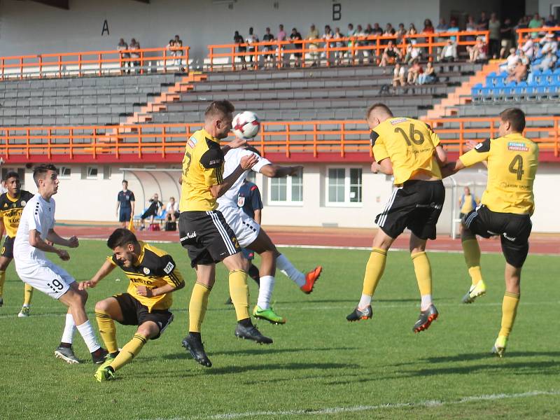 V utkání Moravskoslezské fotbalové ligy prohrál MFK Vyškov (bílé dresy) s FC Hlučín 0:1.