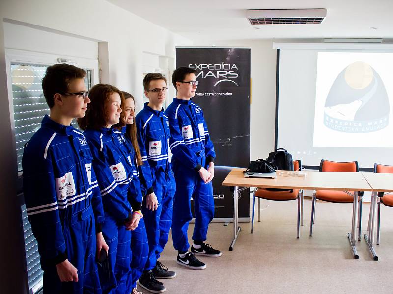 Pětice vybraných studentů prožila v útrobách vyškovské hvězdárny simulovaný let na Mars.