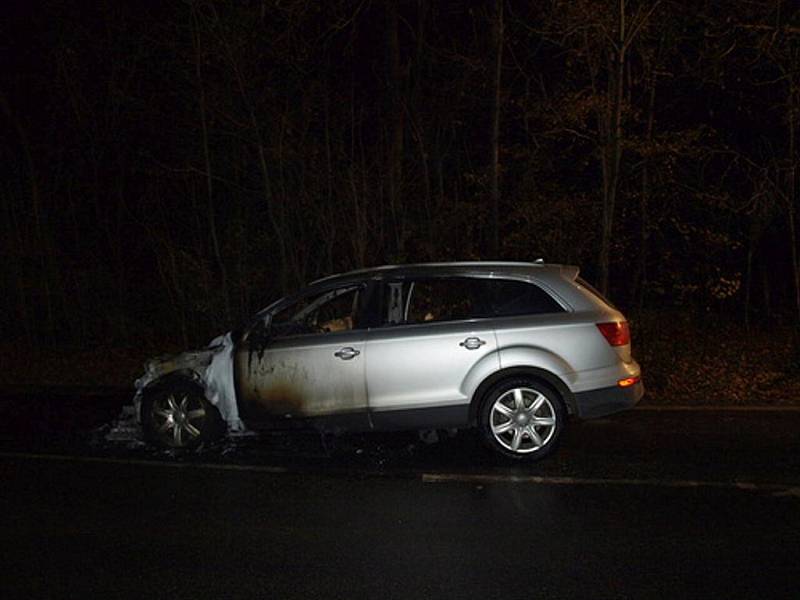 Téměř nové auto Audi Q7 shořelo v noci u Nížkovic na Vyškovsku. Škoda podle předběžného odhadu dosahuje 1,8 milionu korun. 