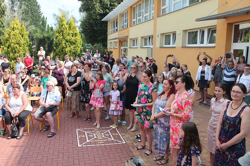 Slavnostního předávání vysvědčení se ve čtvrtek ráno dočkali žáci devátých ročníků na Základní škole Purkyňova ve Vyškově. Foto: se souhlasem Romana Říhy