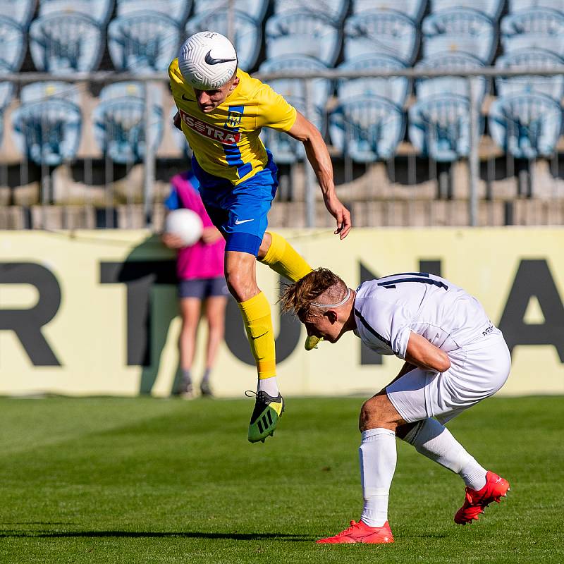 Vyškovští fotbalisté (v bílém) prohráli ve třetím kole FORTUNA:NÁRODNÍ LIGY v Opavě.