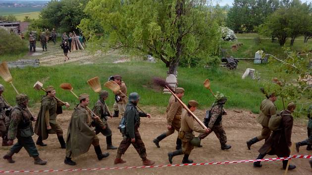 Místo zbraní košťata. I tak můžou příští rok vypadat bojové ukázky na Festivalu vojenské historie v Army Parku v Ořechově na Brněnsku.