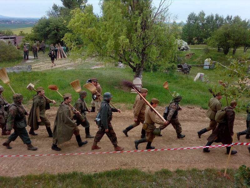 Místo zbraní košťata. I tak můžou příští rok vypadat bojové ukázky na Festivalu vojenské historie v Army Parku v Ořechově na Brněnsku.