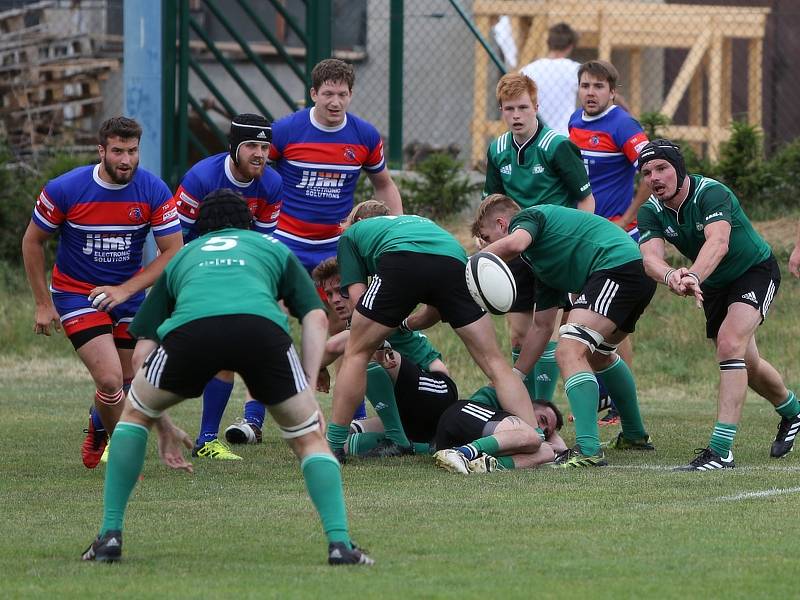 V posledním kole jarní části extraligy ragbistů bylo na pořadu jihomoravské derby Jimi Vyškov - Dragon Brno. Vyškovští (modré dresy) využili domácího prostředí k vítězství 26:16.